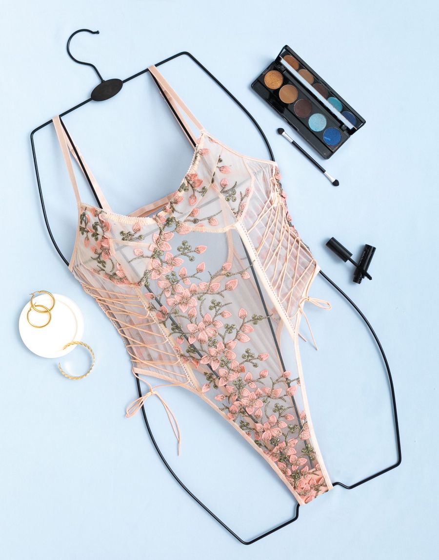 Σετ Σατέν Πυτζάμα Με Tshirt, Μπουστάκι Και Παντελόνι Body Brazil Διαφάνεια Με Κεντημένα Φύλλα Και Χιαστί Λεπτομέρειες