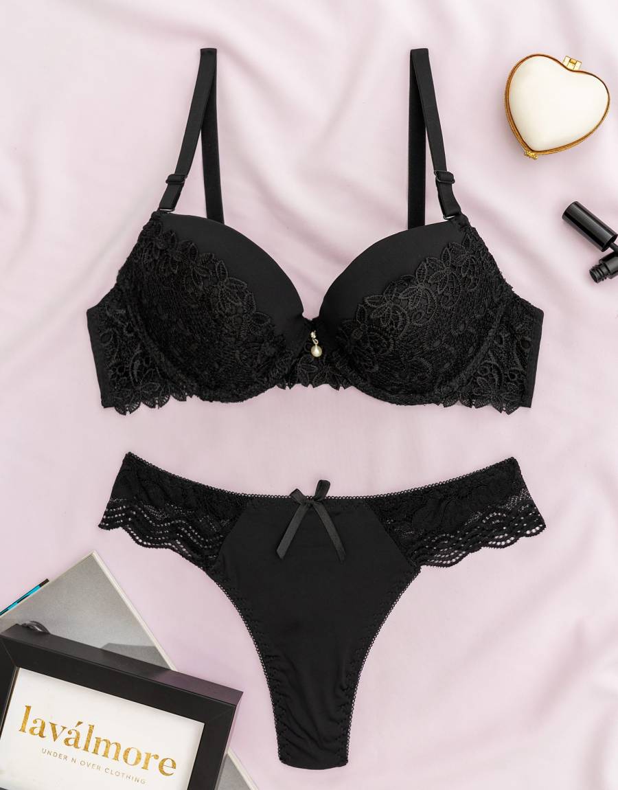 Σετ Σουτιέν με Εντυπωσιακή Δαντέλα και String