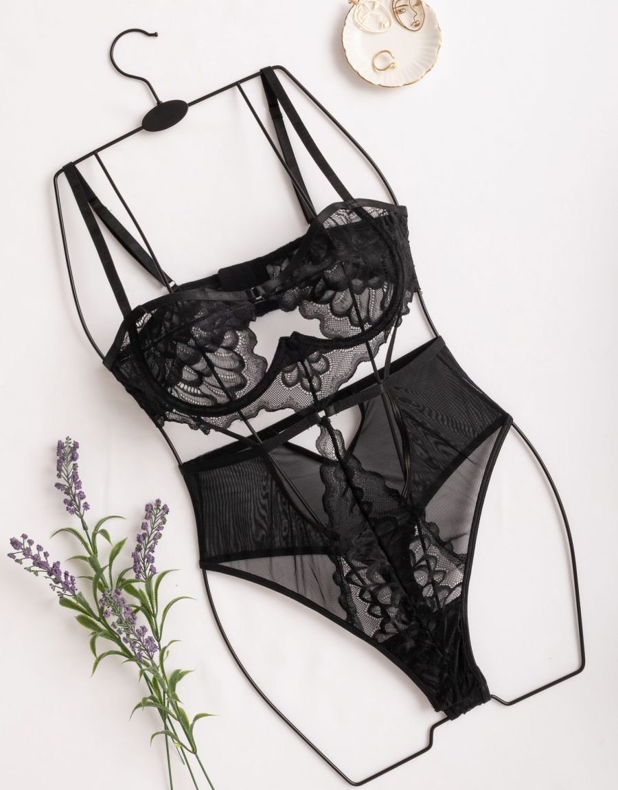 Body String Δαντέλα Με Διακριτική Λάμψη Και Εντυπωσιακά Ανοίγματα