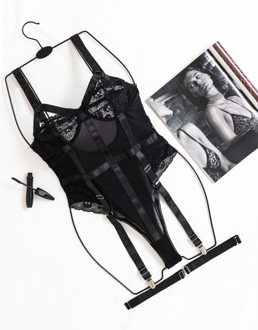 Body String Με Τιράντες Ζαρτιέρας Και Καλτσοδέτες