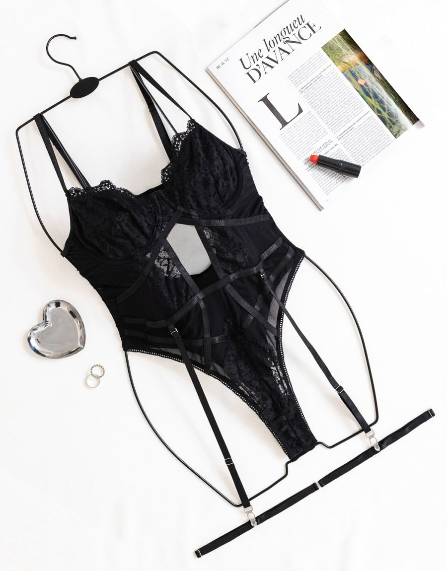 Body String Διαφάνεια Με Ζαρτιέρες Και Καλτσοδέτες